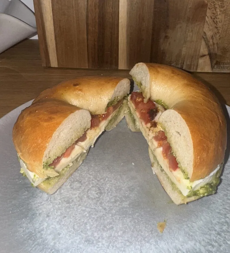 Little Italy Bagel mit Mozzarella, Tomate und Pesto