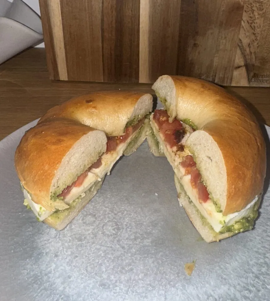 Aufgeschnittene Bagels auf einem Holzbrett
