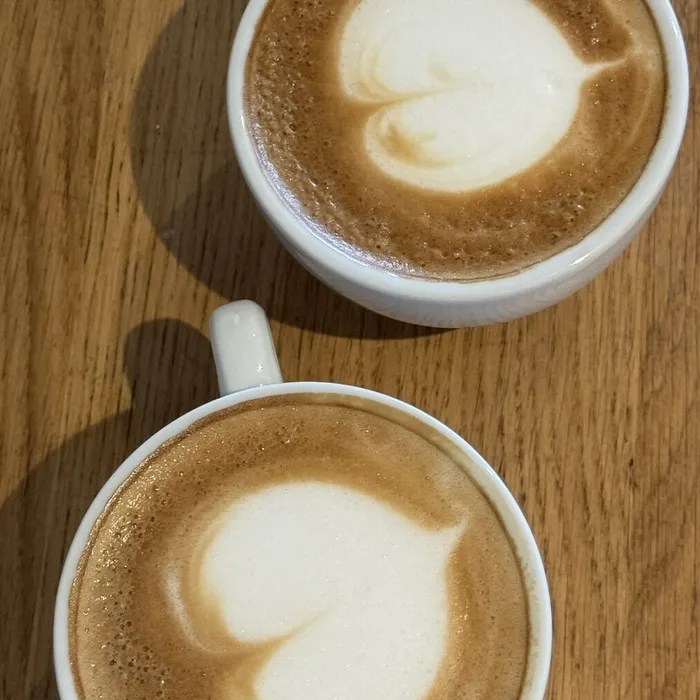 Zwei Cappuccini mit Latte Art