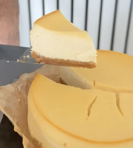 Ein Stück NY Style Cheesecake