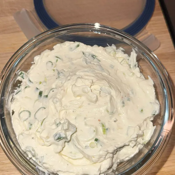 Frühlingszwiebel Cream Cheese in der Schale