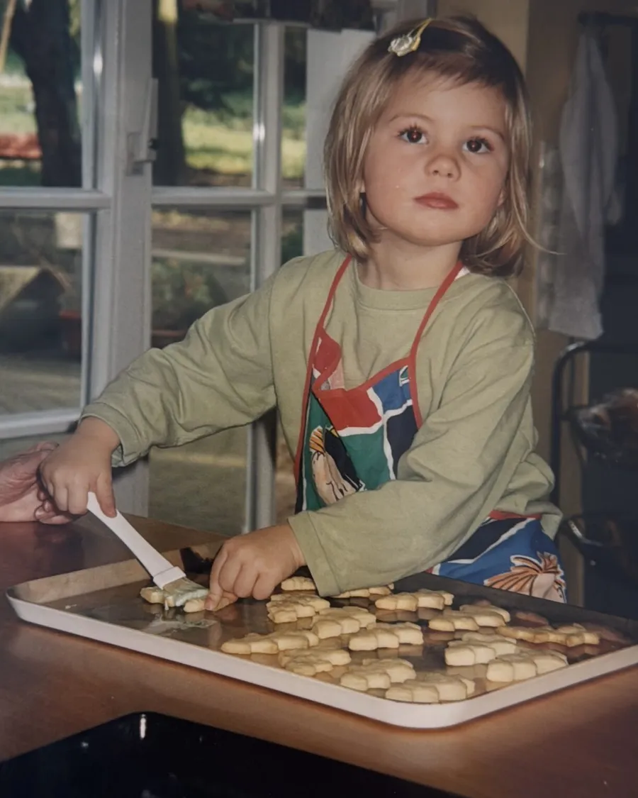 Hannah als Kind in der Backstube der Familie