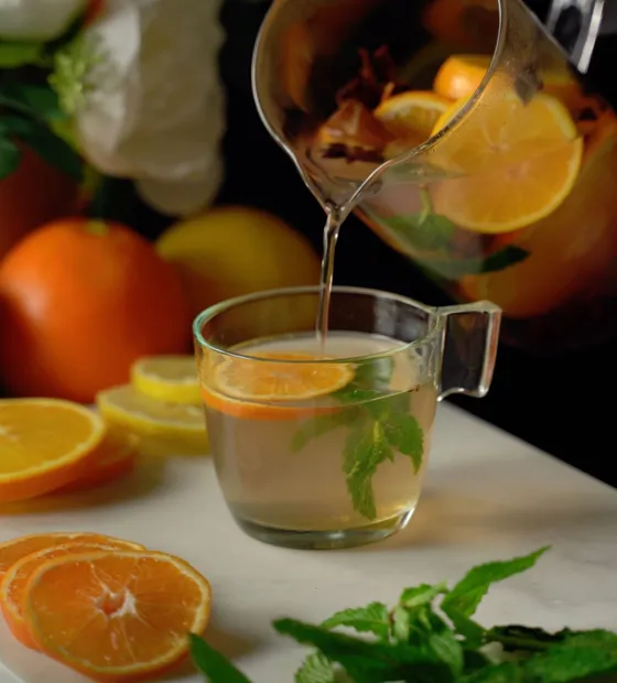 Fresh Mint Ginger Orange Tea wird eingegossen